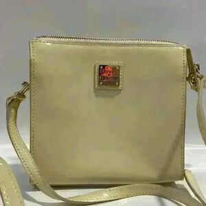 ❤️❤️LUXURY Authentic Dooney & Bourke Womens Ivory Crossbody Bag​